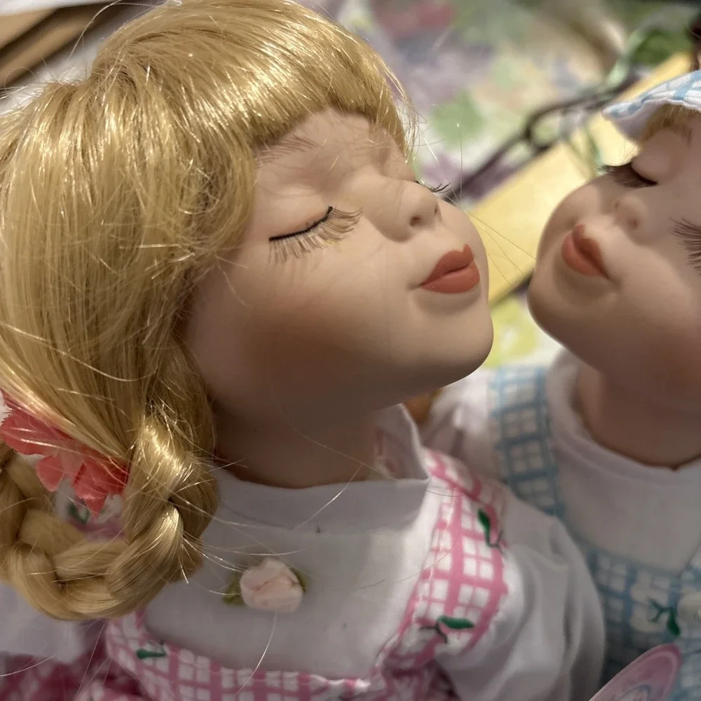 Menie' Porcelain‎ Kissing Couple Dolls on Swing Boy Girl Sweethearts VTG